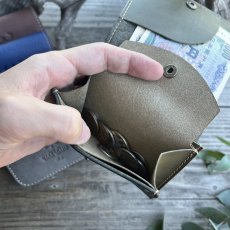 画像7: 【受注製作】コンパクトミニ財布【広島ジビエレザー】カードが飛び出すポップアップ式｜広島産鹿革×牛革｜カラーオーダー受付中・命をつなぐ革の物語 (7)