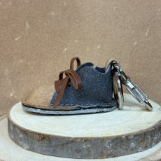 画像2: 　【猛獣のスニーカー】ミニスニーカーチャーム　ベージュ×グレー系　No.10 (2)