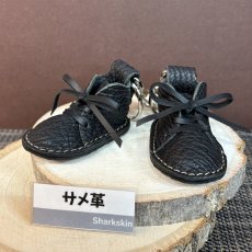 画像1: 【サメ革】ミニスニーカーチャーム｜本革キーホルダー ハンドメイドレアチャーム 2点完成！現品限り (1)