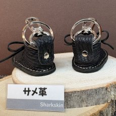画像2: 【サメ革】ミニスニーカーチャーム｜本革キーホルダー ハンドメイドレアチャーム 2点完成！現品限り (2)