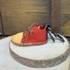 画像2: 4月10日20時より販売開始　【猛獣のスニーカー】ミニスニーカーチャーム　ベージュ＆RED系　No.1 (2)