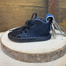 画像2: 4月10日20時より販売開始　【猛獣のスニーカー】ミニスニーカーチャーム　BLACK＆ネイビー系　No.4 (2)