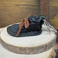 画像2: 4月10日20時より販売開始　【猛獣のスニーカー】ミニスニーカーチャーム　BLACK＆ダークグリーン系　No.5 (2)