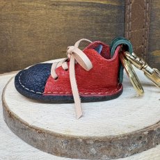 画像2: 4月10日20時より販売開始　【猛獣のスニーカー】ミニスニーカーチャーム　RED＆インディゴ系　No.6 (2)