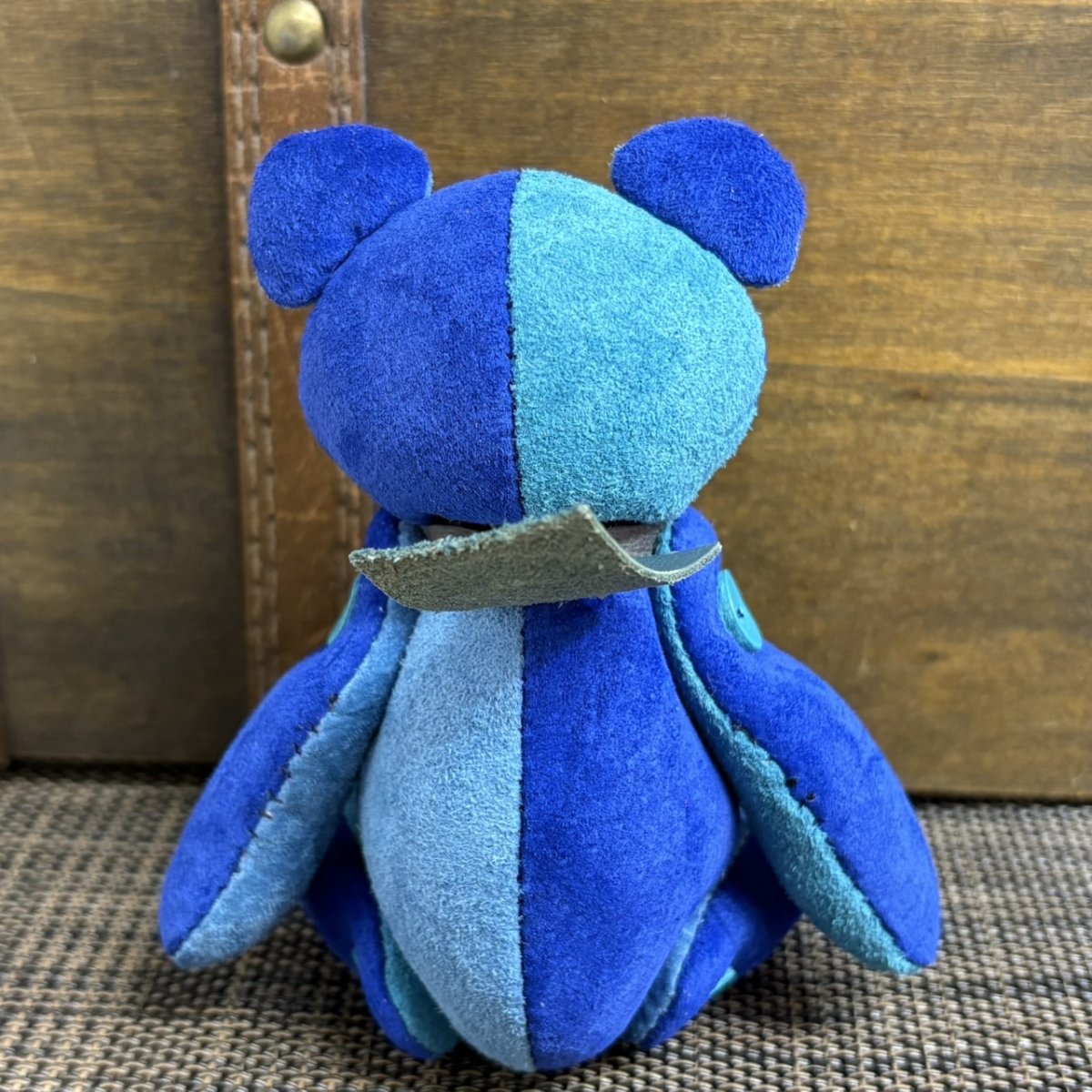 画像2: 【ピッグスウェード】のベルベア★マイスターの手作り「ベルズベア」ブルーカラフル　ストラップ1本付 　写真の1点販売です (2)