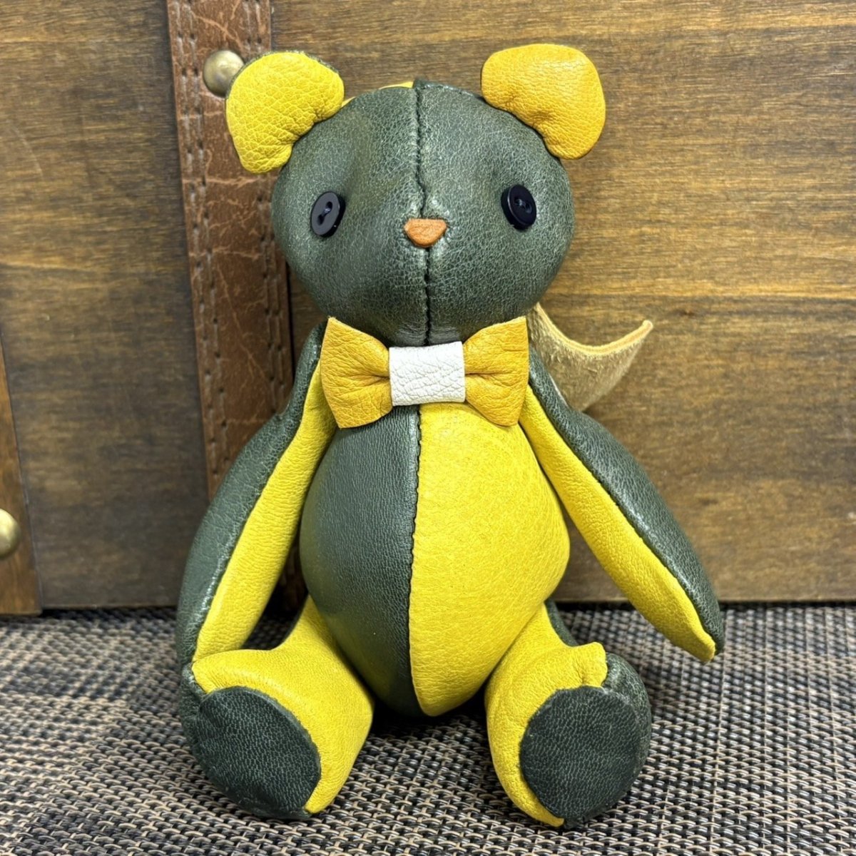 画像1: 【ジビエレザー鹿革】のベルベア★マイスターの手作り「ベルズベア」兵庫グリーン×兵庫イエロー　ストラップ1本付 　写真の1点販売です (1)