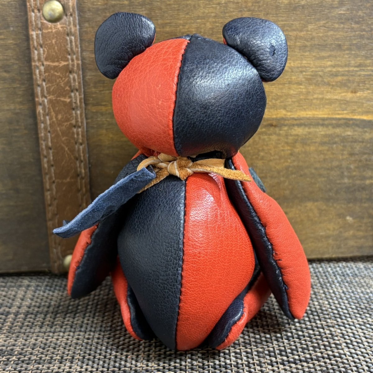 画像2: 【ジビエレザー鹿革】のベルベア★マイスターの手作り「ベルズベア」インディゴ×バーミリオン　ストラップ1本付 　写真の1点販売です (2)