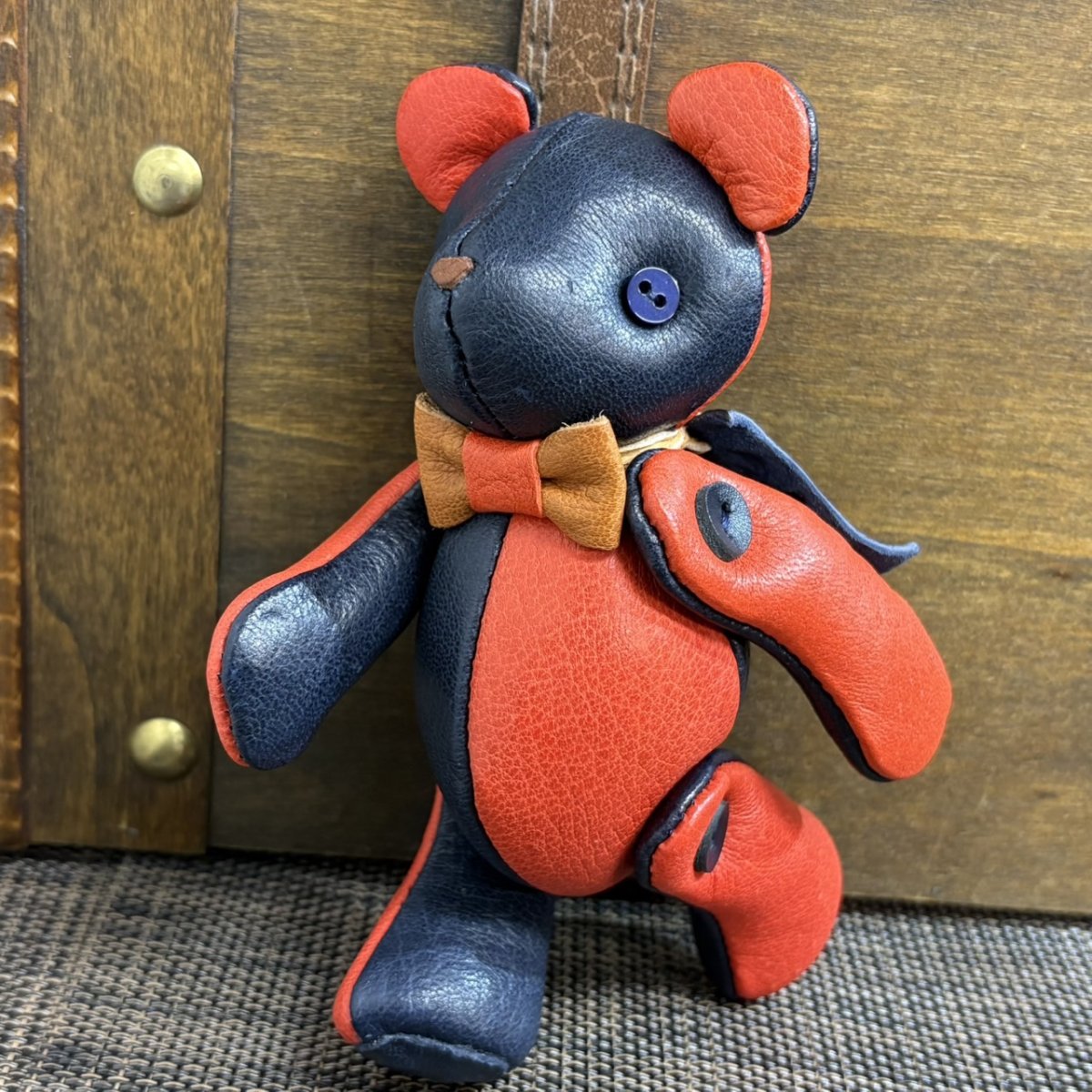 画像4: 【ジビエレザー鹿革】のベルベア★マイスターの手作り「ベルズベア」インディゴ×バーミリオン　ストラップ1本付 　写真の1点販売です (4)
