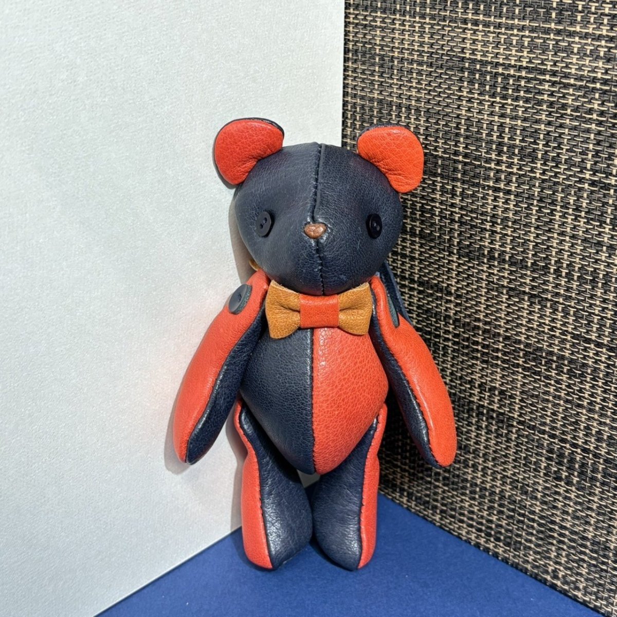画像1: 【ジビエレザー鹿革】のベルベア★マイスターの手作り「ベルズベア」インディゴ×バーミリオン　ストラップ1本付 　写真の1点販売です (1)
