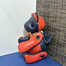 画像2: 【ジビエレザー鹿革】のベルベア★マイスターの手作り「ベルズベア」インディゴ×バーミリオン　ストラップ1本付 　写真の1点販売です (2)