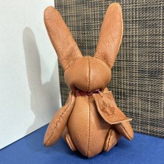 画像2: 【ジビエレザー鹿革】のベルラビ★マイスターの手作り「ベルズラビット」ウッドブラウンちょっとワイルド　ストラップ1本付　 写真の1点販売です (2)