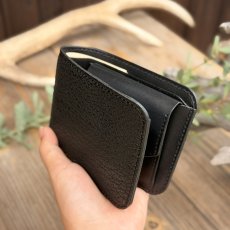画像1: サメ革の二つ折り財布 ブラック｜姫路牛革仕立て・現品一点 (1)