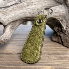 画像2: 【数量限定２個】希少ツキノワグマ革使用 靴べらキーホルダー  (2)
