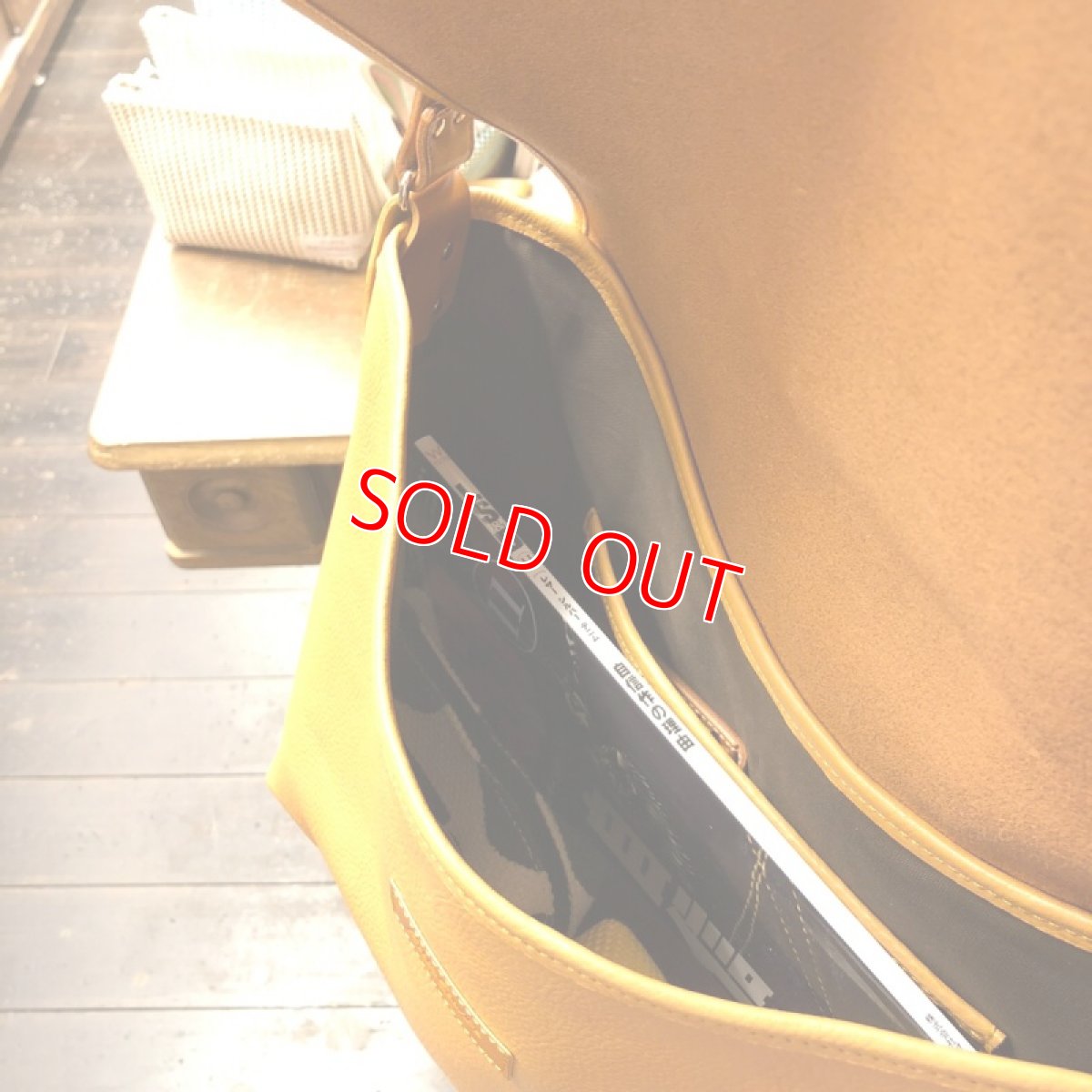 画像4: フラップ付きショルダートート！牛革シュリンク　A4サイズ (4)