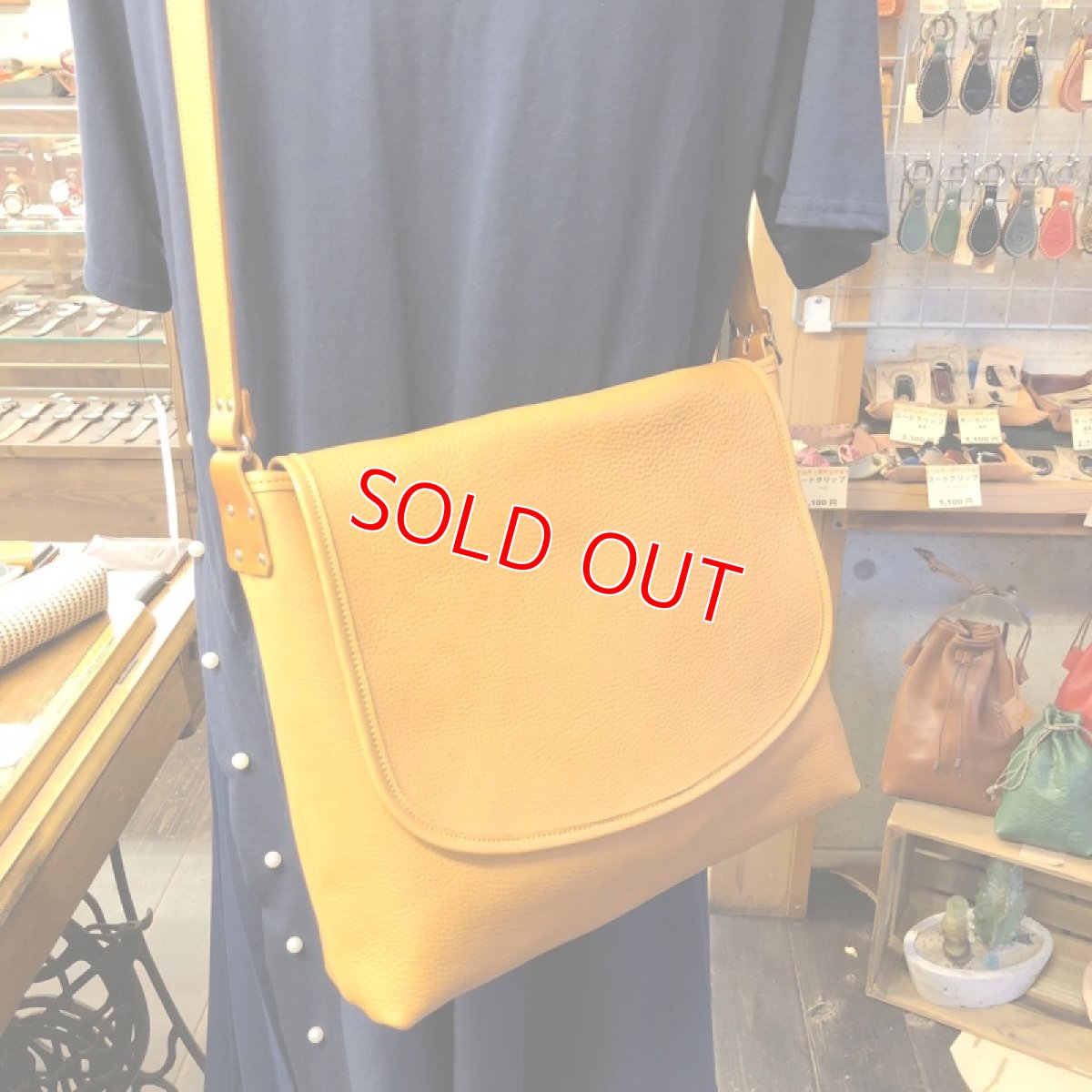 画像1: フラップ付きショルダートート！牛革シュリンク　A4サイズ (1)