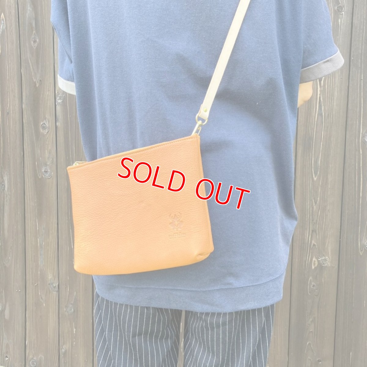 画像2: 【広島ジビエレザー】ふわふわ柔らかく軽い☆鹿革サコッシュ　キャメル (2)