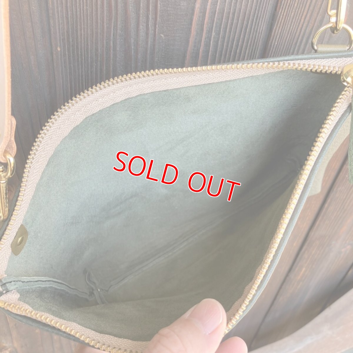 画像8: 【広島ジビエレザー】ふわふわ柔らかく軽い☆鹿革サコッシュ　ダークグリーン (8)