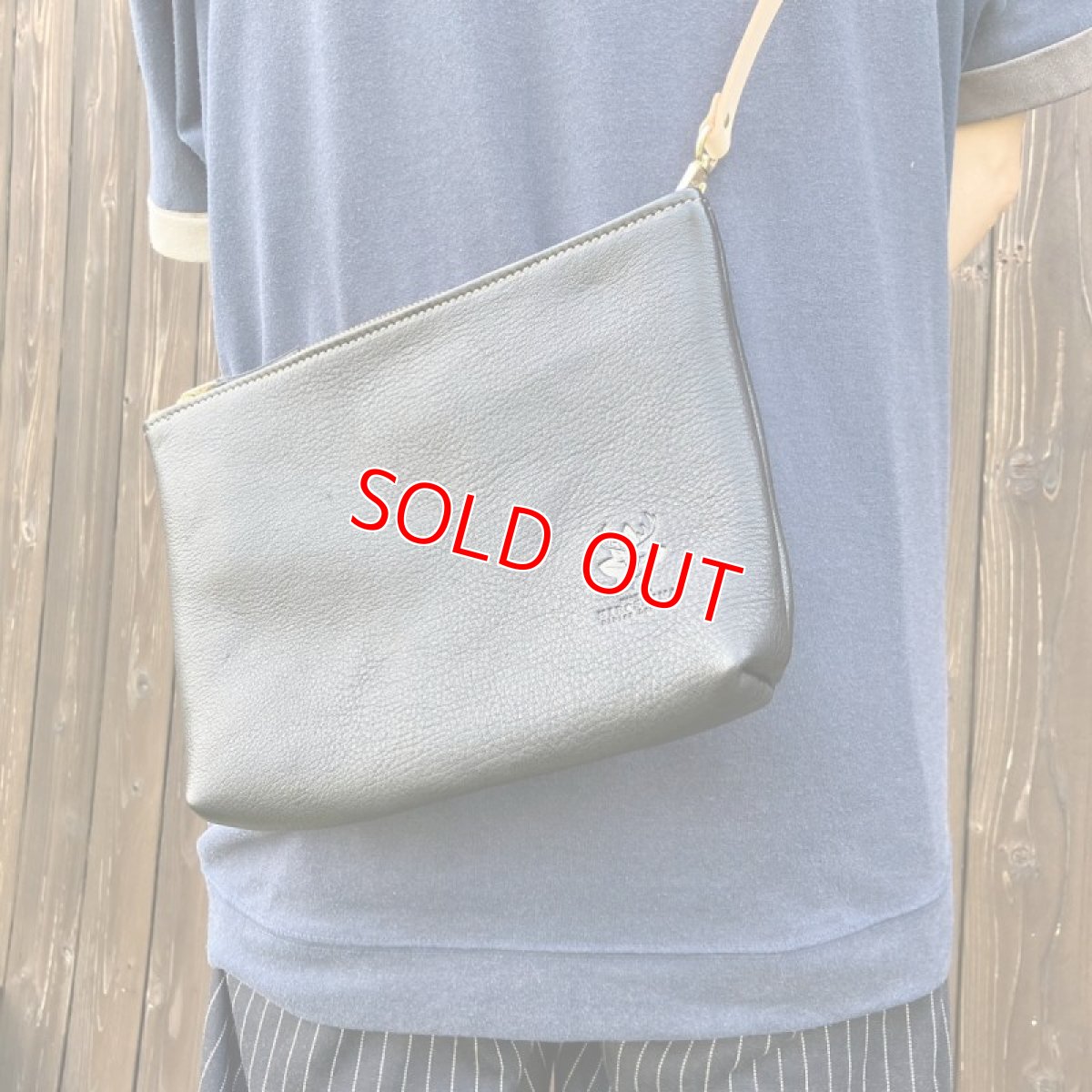 画像2: 【広島ジビエレザー】ふわふわ柔らかく軽い☆鹿革サコッシュ　ブラック (2)