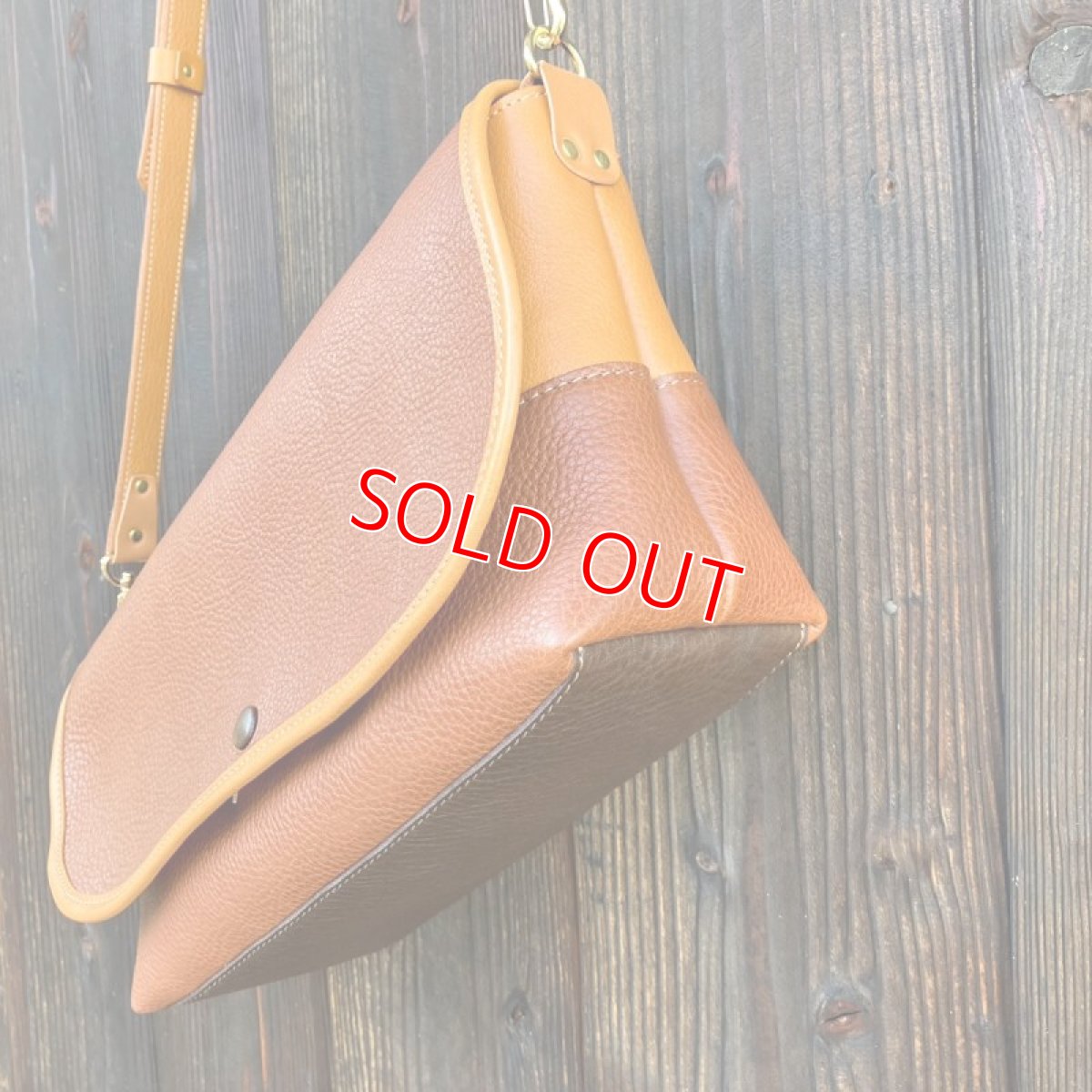 画像5: フラップ付きショルダーポーチ☆牛革シュリンク　横長タイプ　ダークブラウン&ブラウン&キャメルタイプ (5)