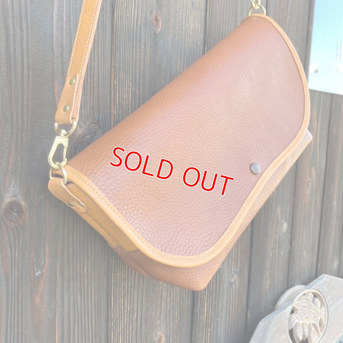 画像4: フラップ付きショルダーポーチ☆牛革シュリンク　横長タイプ　ダークブラウン&ブラウン&キャメルタイプ (4)