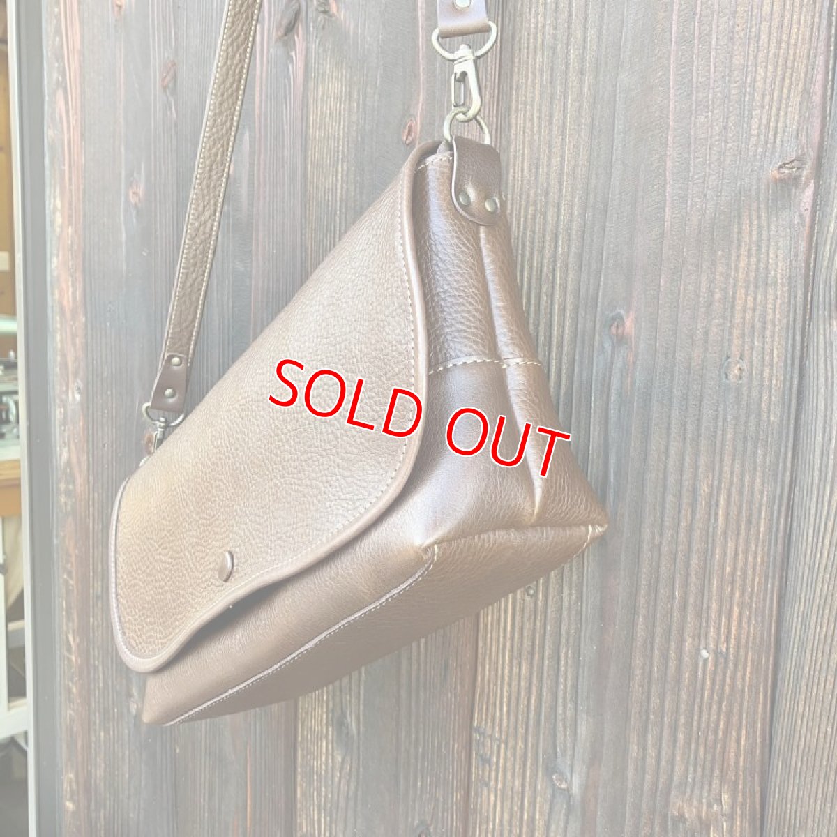 画像5: フラップ付きショルダーポーチ☆牛革シュリンク　横長タイプ　ダークブラウンタイプ (5)