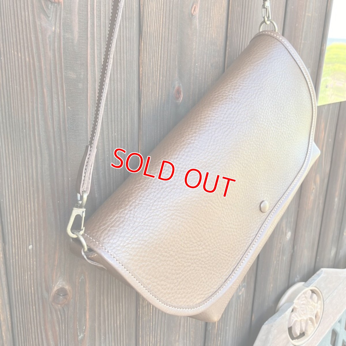 画像4: フラップ付きショルダーポーチ☆牛革シュリンク　横長タイプ　ダークブラウンタイプ (4)