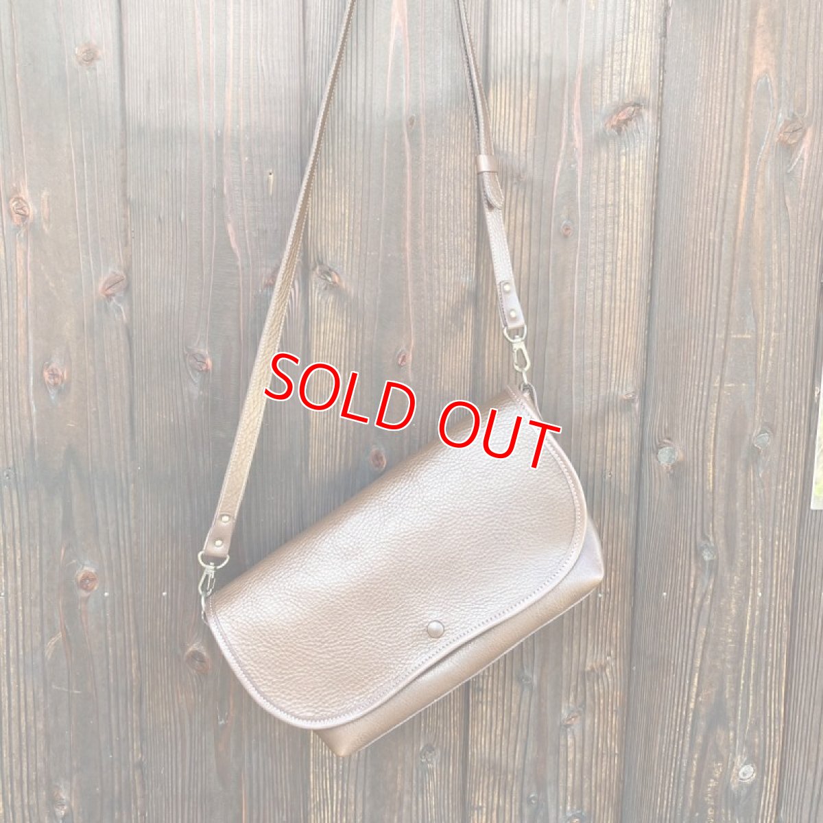 画像3: フラップ付きショルダーポーチ☆牛革シュリンク　横長タイプ　ダークブラウンタイプ (3)