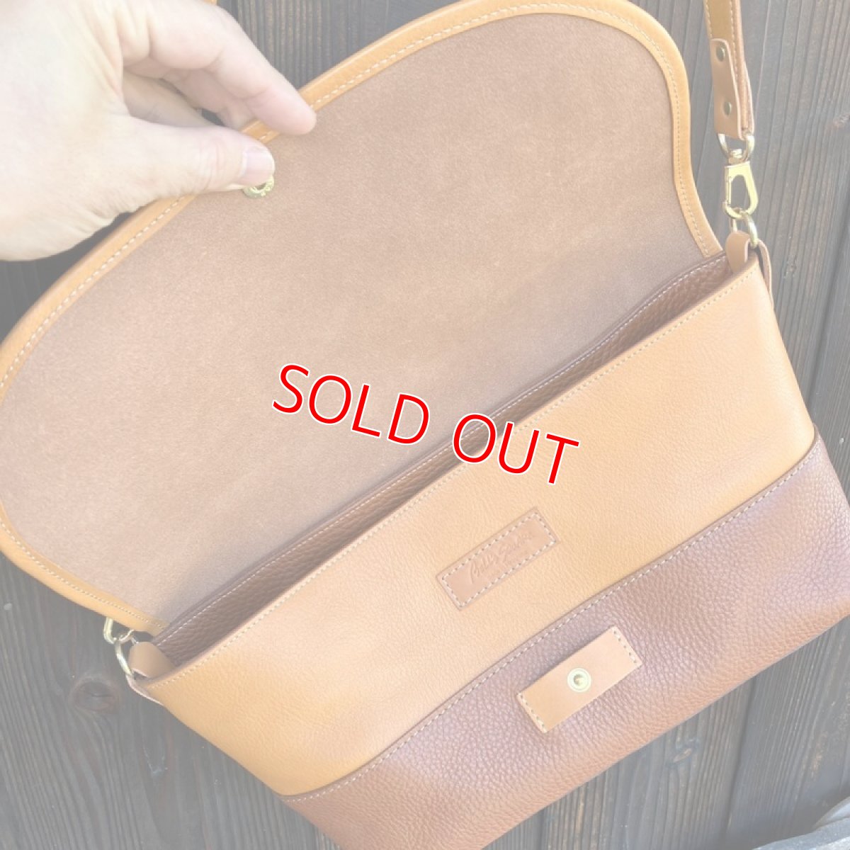 画像6: フラップ付きショルダーポーチ☆牛革シュリンク　横長タイプ　ダークブラウン&ブラウン&キャメルタイプ (6)