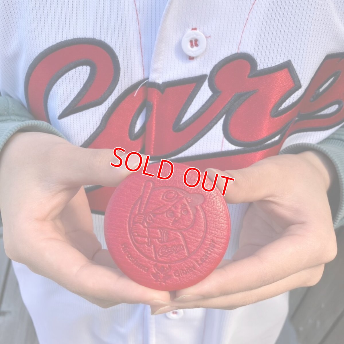 画像2: 【広島ジビエレザー×カープ】東広島産鹿革使用☆大人の雰囲気の革の缶バッチ　カープ坊や (2)