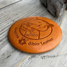 画像2: 【広島ジビエレザー×広島東洋カープ】東広島産鹿革使用☆大人の雰囲気の革の缶バッチ　カープ坊や　ヴィンテージキャメル (2)