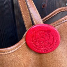 画像2: 便利アイテム！【缶バッチつける君】　今までつけれなかった鞄にも簡単装着！ (2)