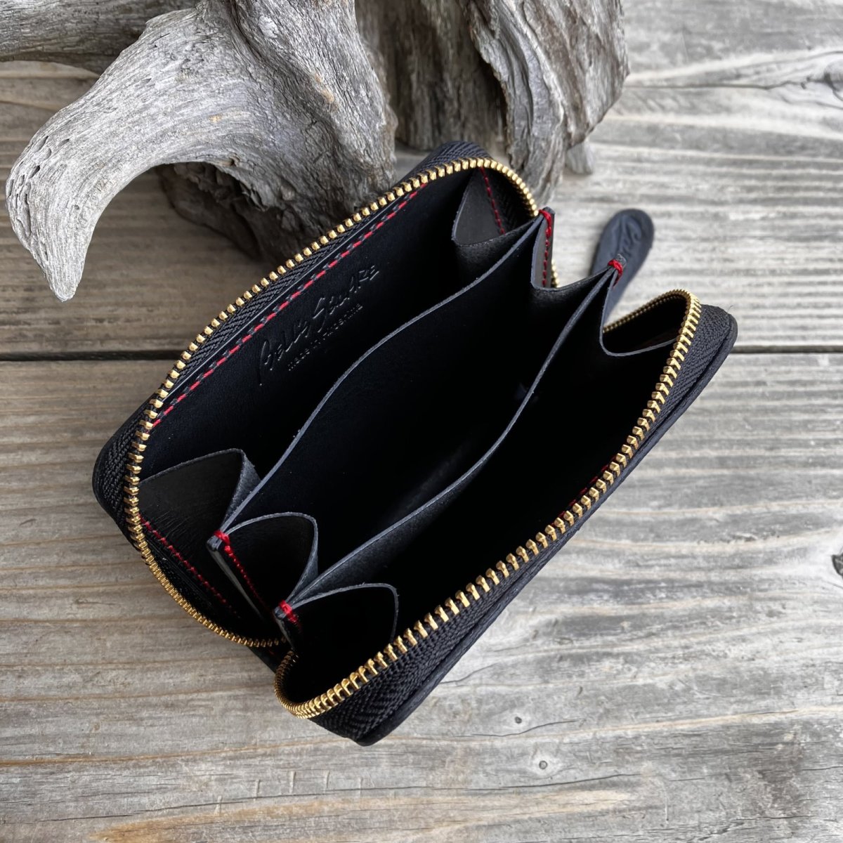 画像4: 【広島ジビエレザー×カープコラボグッズ】物語の詰まったラウンドファスナーミニ財布2026Ver.｜広島産鹿革使用｜広島東洋カープ公式ライセンスグッズ (4)