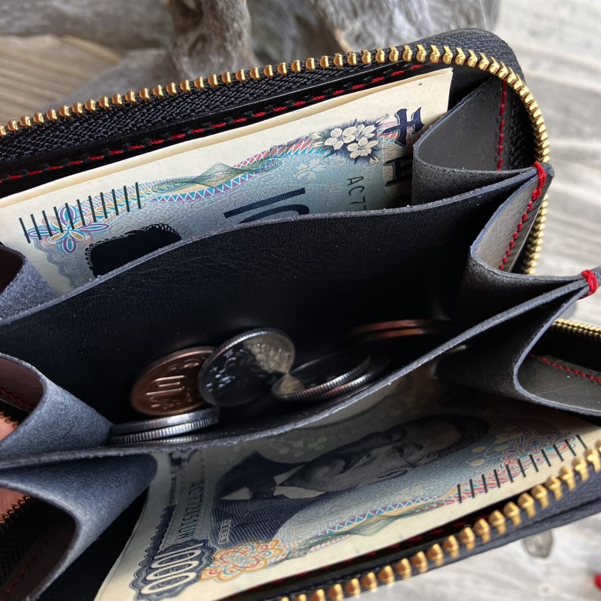 画像8: 【広島ジビエレザー×カープコラボグッズ】物語の詰まったラウンドファスナーミニ財布2026Ver.｜広島産鹿革使用｜広島東洋カープ公式ライセンスグッズ (8)