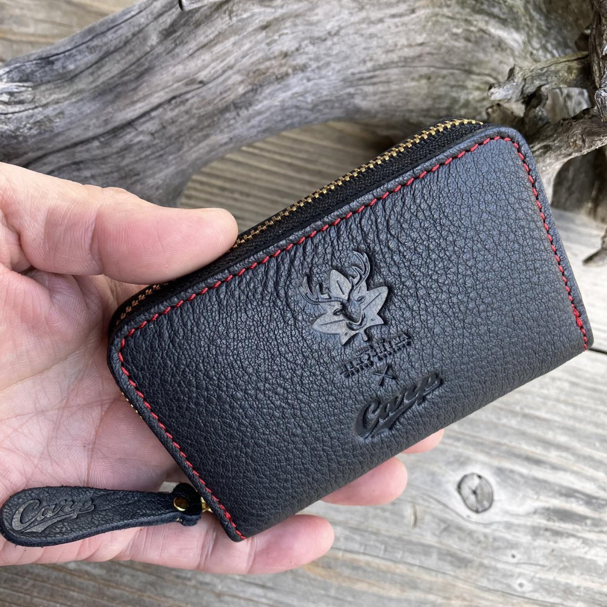 画像3: 【広島ジビエレザー×カープコラボグッズ】物語の詰まったラウンドファスナーミニ財布2026Ver.｜広島産鹿革使用｜広島東洋カープ公式ライセンスグッズ (3)