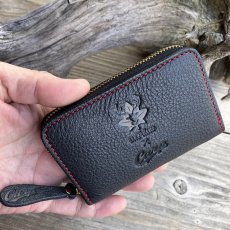 画像3: 【広島ジビエレザー×カープコラボグッズ】物語の詰まったラウンドファスナーミニ財布2026Ver.｜広島産鹿革使用｜広島東洋カープ公式ライセンスグッズ (3)