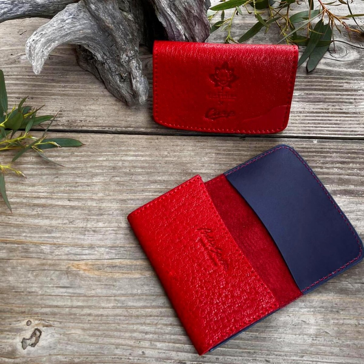 画像1: 【広島ジビエレザー×カープコラボグッズ】物語の詰まった名刺入れ 2026Ver.｜広島産猪革使用｜広島東洋カープ公式ライセンスグッズ (1)