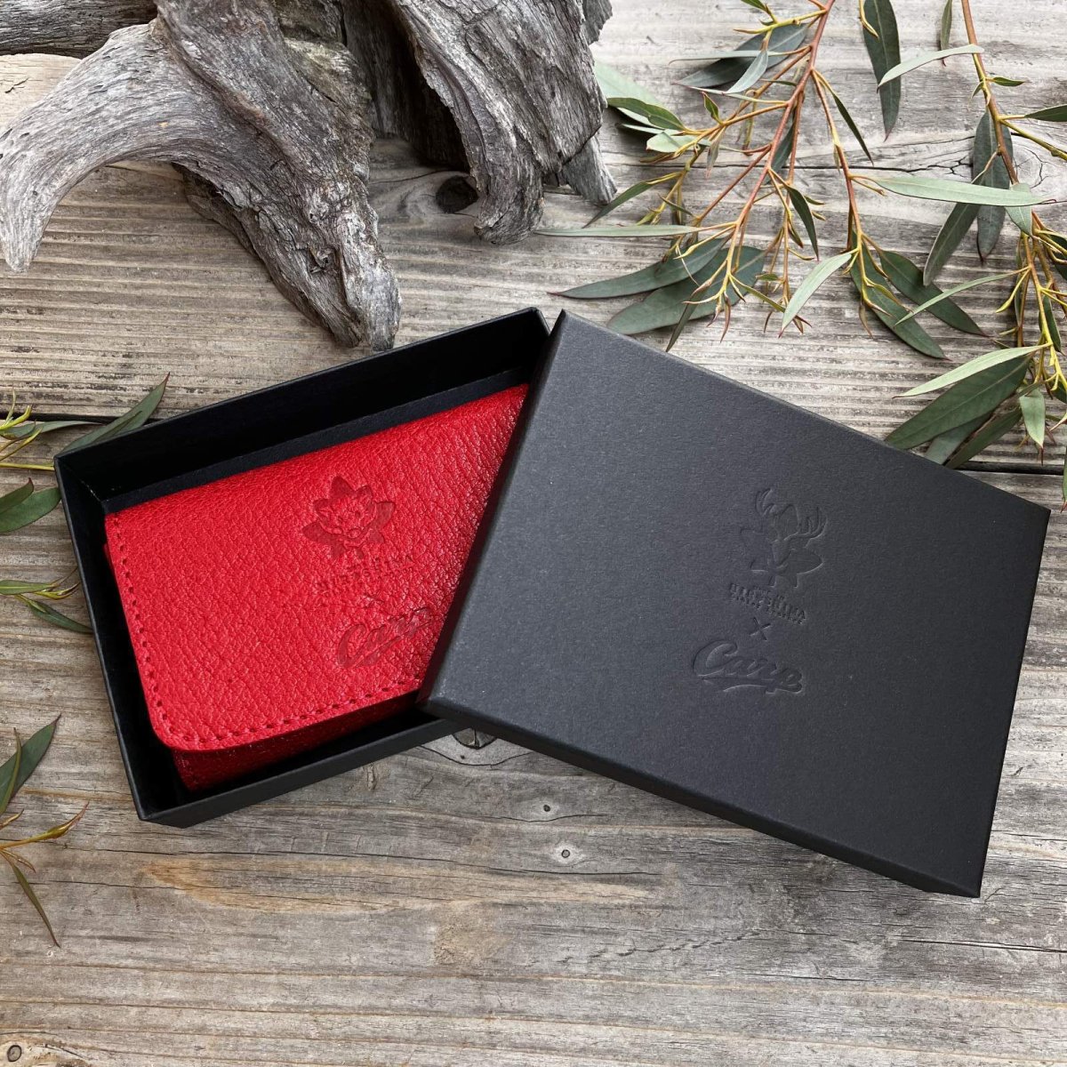 画像5: 【広島ジビエレザー×カープコラボグッズ】物語の詰まった名刺入れ 2026Ver.｜広島産猪革使用｜広島東洋カープ公式ライセンスグッズ (5)
