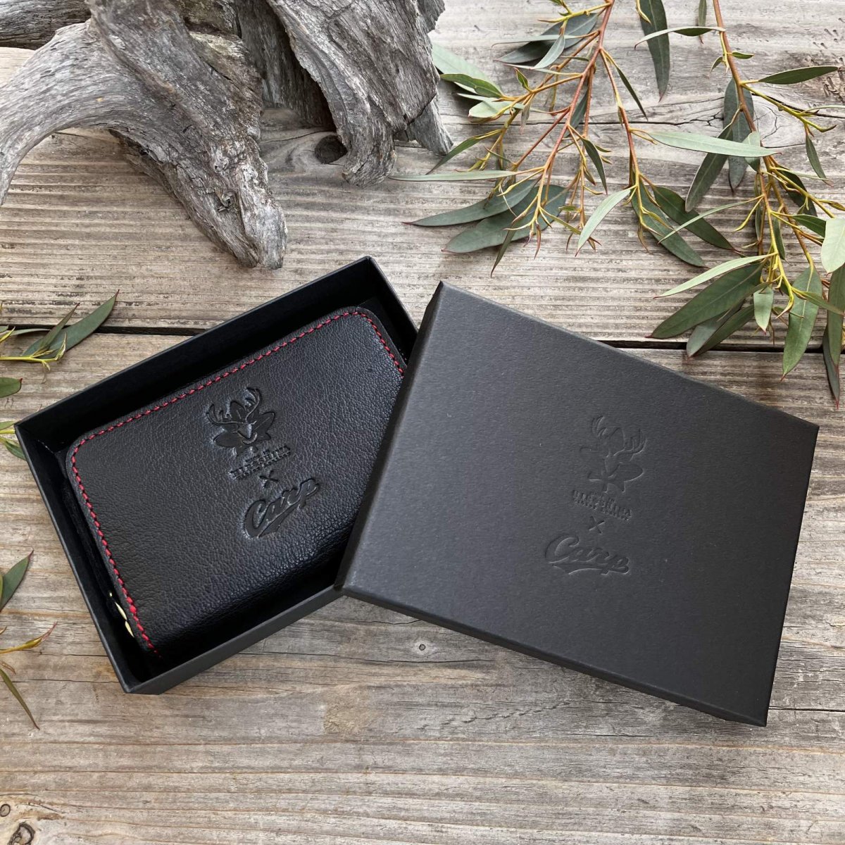 画像2: 【広島ジビエレザー×カープコラボグッズ】物語の詰まったラウンドファスナーミニ財布2026Ver.｜広島産鹿革使用｜広島東洋カープ公式ライセンスグッズ (2)