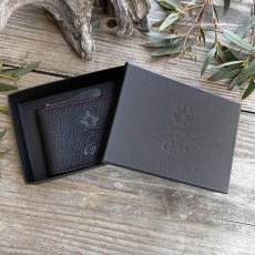 画像7: 【広島ジビエレザー×カープコラボグッズ】物語が詰まった二つ折りパスケース 2026Ver.｜広島産鹿革使用｜広島東洋カープ公式ライセンスグッズ (7)