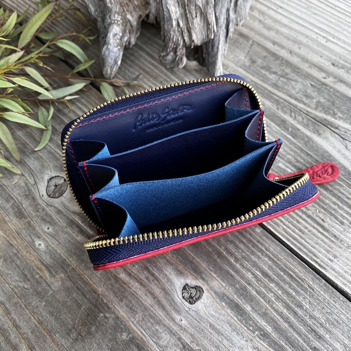 画像4: 【広島ジビエレザー×カープコラボグッズ】物語の詰まったラウンドファスナーミニ財布2026Ver.｜広島産鹿革使用｜広島東洋カープ公式ライセンスグッズ (4)