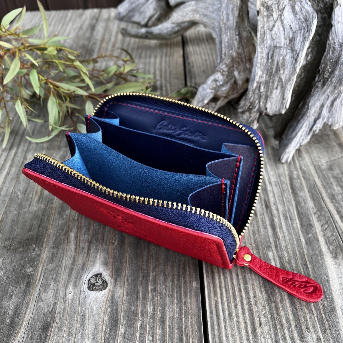 画像2: 【広島ジビエレザー×カープコラボグッズ】物語の詰まったラウンドファスナーミニ財布2026Ver.｜広島産鹿革使用｜広島東洋カープ公式ライセンスグッズ (2)