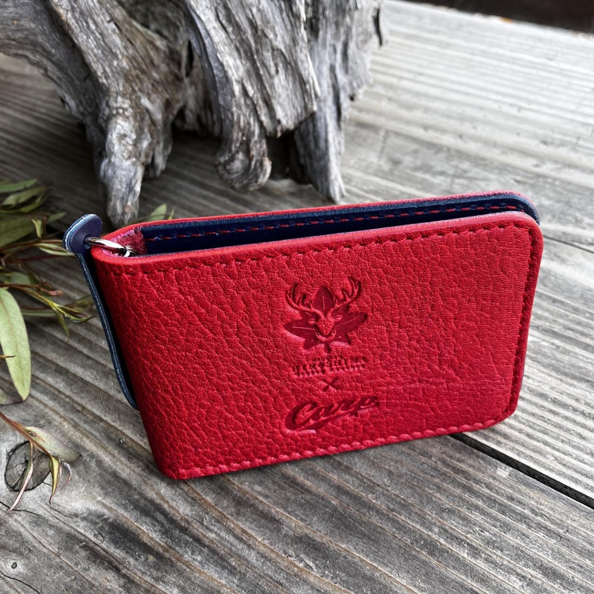 画像1: 【広島ジビエレザー×カープコラボグッズ】物語が詰まった二つ折りパスケース 2026Ver.｜広島産鹿革使用｜広島東洋カープ公式ライセンスグッズ (1)