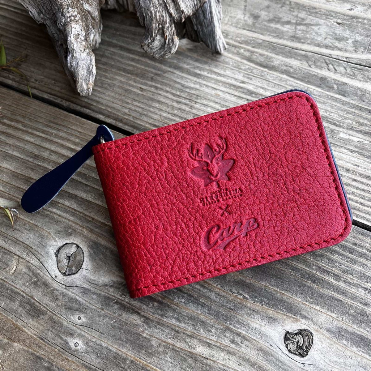 画像2: 【広島ジビエレザー×カープコラボグッズ】物語が詰まった二つ折りパスケース 2026Ver.｜広島産鹿革使用｜広島東洋カープ公式ライセンスグッズ (2)
