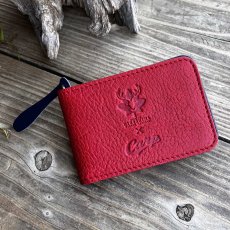 画像2: 【広島ジビエレザー×カープコラボグッズ】物語が詰まった二つ折りパスケース 2026Ver.｜広島産鹿革使用｜広島東洋カープ公式ライセンスグッズ (2)