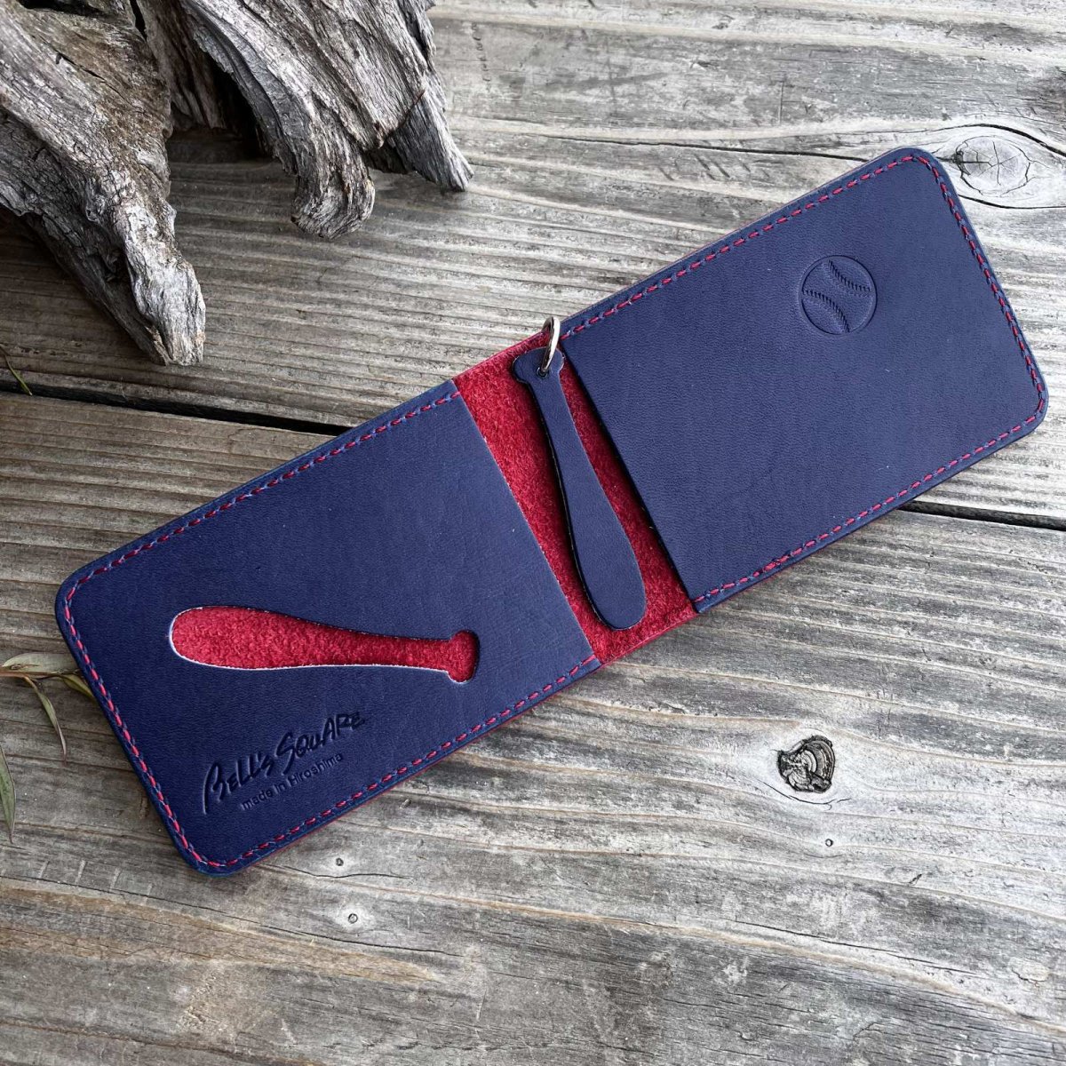 画像4: 【広島ジビエレザー×カープコラボグッズ】物語が詰まった二つ折りパスケース 2026Ver.｜広島産鹿革使用｜広島東洋カープ公式ライセンスグッズ (4)