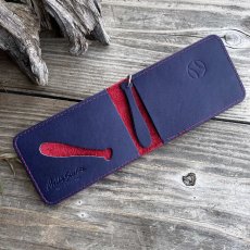 画像4: 【広島ジビエレザー×カープコラボグッズ】物語が詰まった二つ折りパスケース 2026Ver.｜広島産鹿革使用｜広島東洋カープ公式ライセンスグッズ (4)