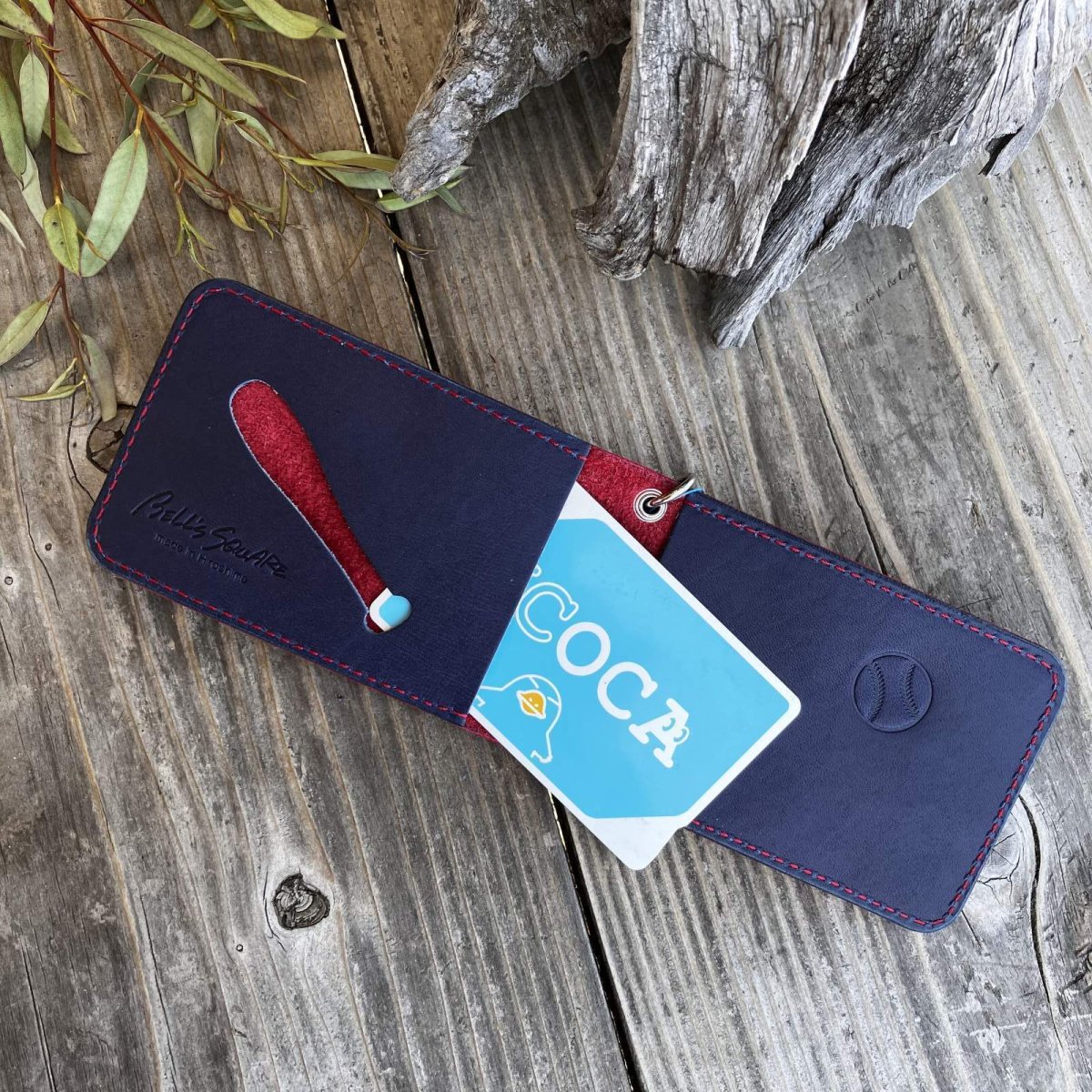 画像6: 【広島ジビエレザー×カープコラボグッズ】物語が詰まった二つ折りパスケース 2026Ver.｜広島産鹿革使用｜広島東洋カープ公式ライセンスグッズ (6)