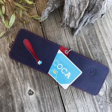 画像6: 【広島ジビエレザー×カープコラボグッズ】物語が詰まった二つ折りパスケース 2026Ver.｜広島産鹿革使用｜広島東洋カープ公式ライセンスグッズ (6)