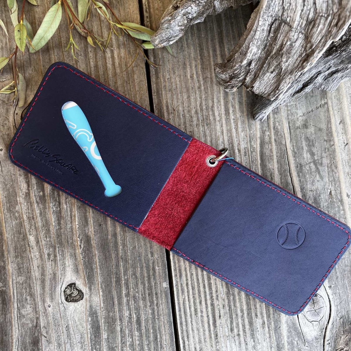 画像7: 【広島ジビエレザー×カープコラボグッズ】物語が詰まった二つ折りパスケース 2026Ver.｜広島産鹿革使用｜広島東洋カープ公式ライセンスグッズ (7)