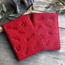 画像7: 【広島ジビエレザー×カープコラボグッズ】物語が詰まったお薬手帳＆マルチケース 2026Ver.｜広島産鹿革使用｜広島東洋カープ公式ライセンスグッズ  (7)